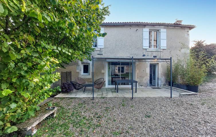 Gîte pour 6 personnes, avec jardin ainsi que terrasse et piscine à Dompierre-sur-Charente