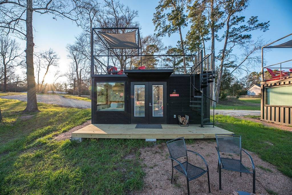 Smoke Shack-2 mins to Lake Conroe! Rooftop deck, Heated Pool, Fire Pit in Lake Conroe