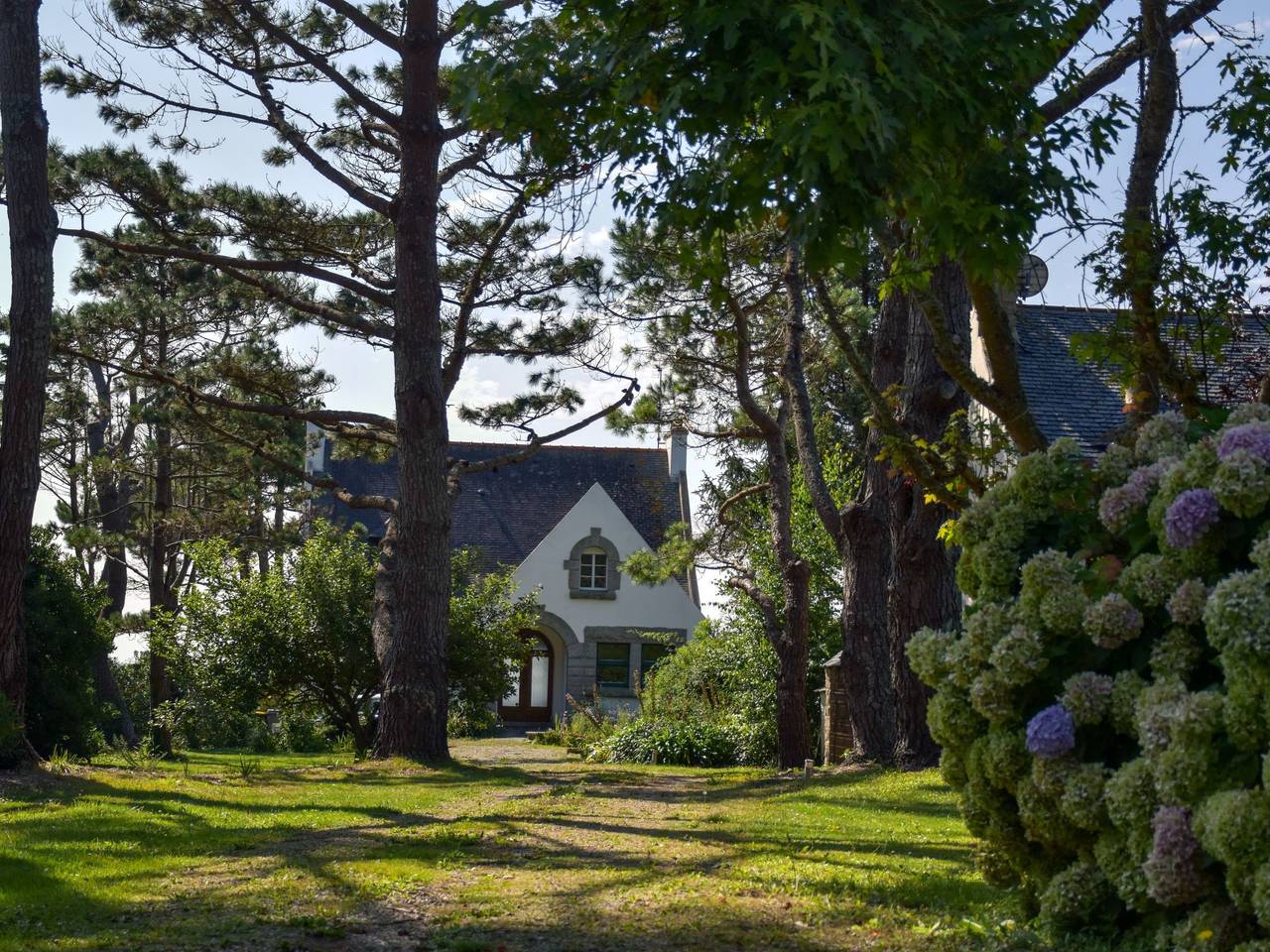 Villa mit großem Grundstück direkt am Mer in Le Cabellou, Concarneau