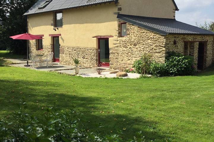 Ferienhaus für 4 Personen, mit Garten in Epiniac