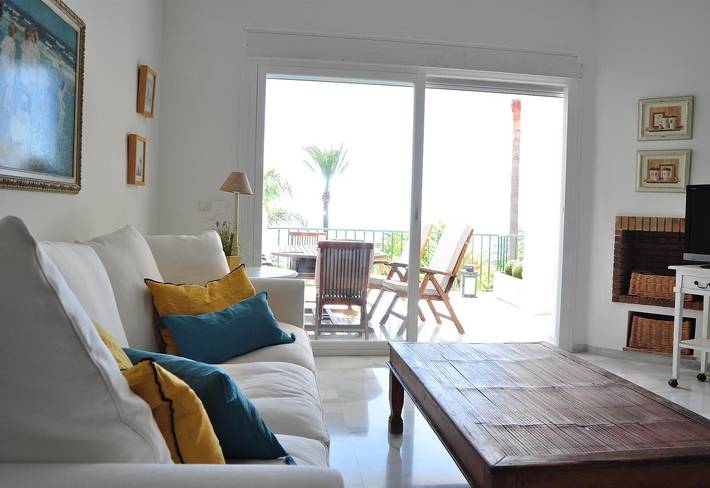 Entire apartment, Frontline Beach Apartment with Sea View, Pool, Wi-Fi, A/C, Terrace & Garden in Playa de La Cala - El Torreón (Mijas), Mijas