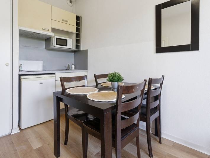 Ganze Wohnung, Gemütliche Ferienwohnung mit Pool und Balkon, 700 m vom Stadtzentrum von Grasse entfernt in Grasse, Mittelmeerküste (Frankreich)