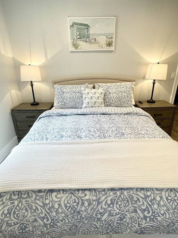 Beautiful Home with walking distance to the beach, new 46ft pool! Ev charger in Springs, Hamptons