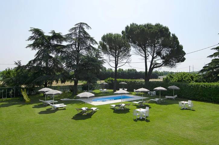 Hotel para 2 personas, con jardín además de piscina y vistas, Se admiten mascotas - 1