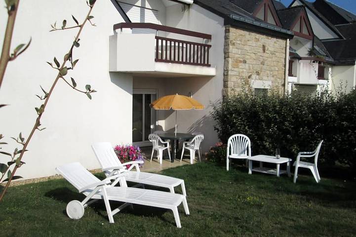 Appartement de vacances pour 4 personnes, avec terrasse ainsi que jardin et piscine, animaux acceptés