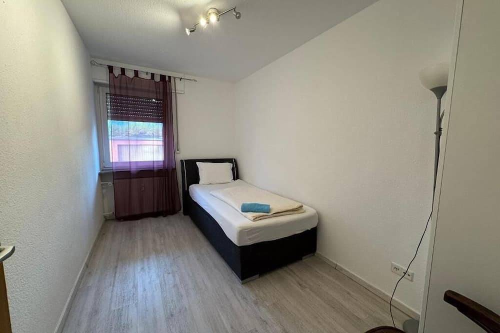 Ganze Wohnung, Kaiserslautern City Center Apartment · 3 Rooms · Sleeps 5 · Full Kitchen in Kaiserslautern, Saar-Nahe-Bergland