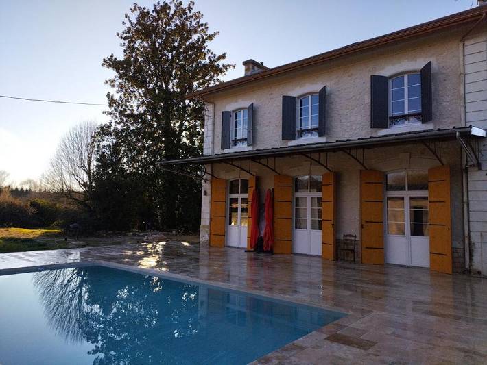 Location de vacances pour 12 personnes, avec Terrasse ainsi que Jardin et Piscine à Saint-Nexans