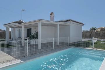 Casa rural para 6 personas, con jardín y balcón, Se admiten mascotas en La Janda