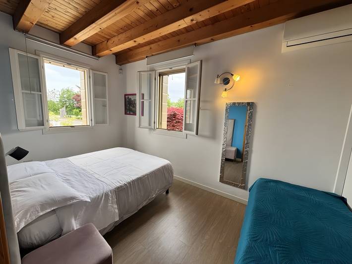 Entire apartment, Apartment 'Alloggio 2 - Monolocale' with shared pool, Wi-Fi and air conditioning in Romano d'Ezzelino, Vicenza Province