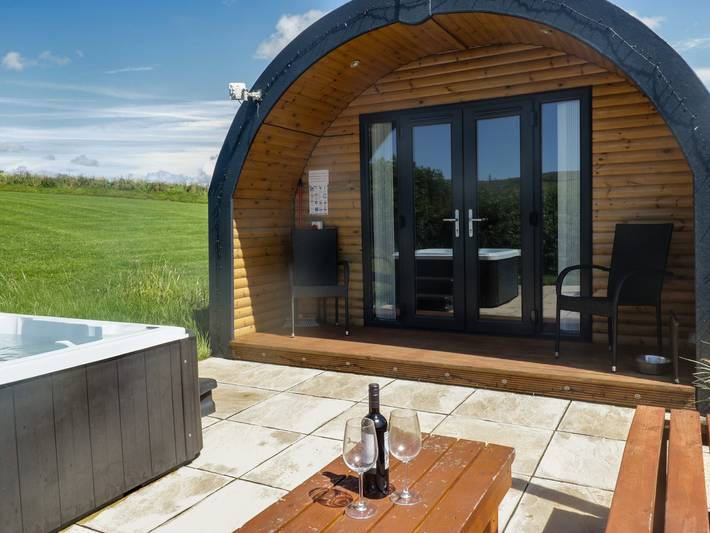 Hut for 2 people, with pets in North West England