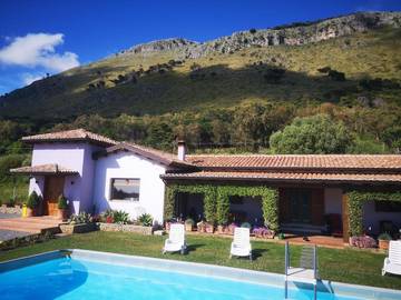 Location de vacances pour 6 personnes, avec jardin ainsi que vue et piscine à Santa Domenica Talao