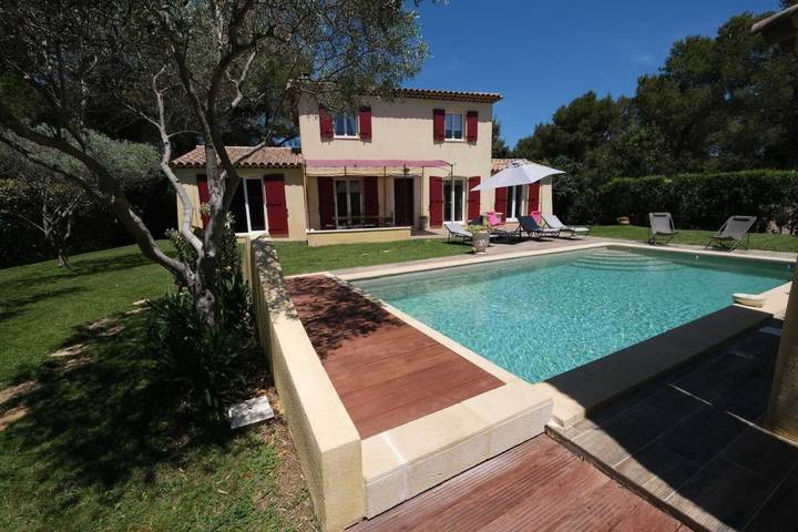 Location de vacances pour 8 personnes, avec Terrasse ainsi que Jardin et Piscine à Cornillon-Confoux
