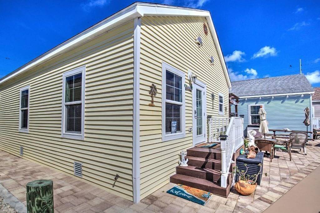 W16 - 3 bed, 2 bath Tropical Bungalow with Dockage in Marathon, Monroe County