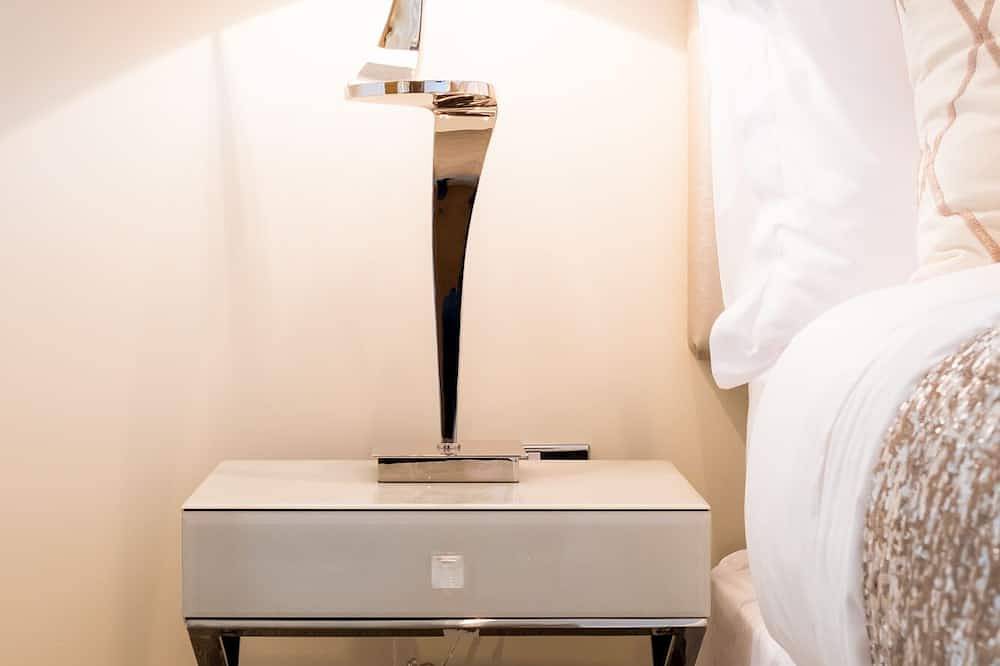 Entire apartment, Award winning apartment, central and riverside with terrace and free car parking in Durham, County Durham