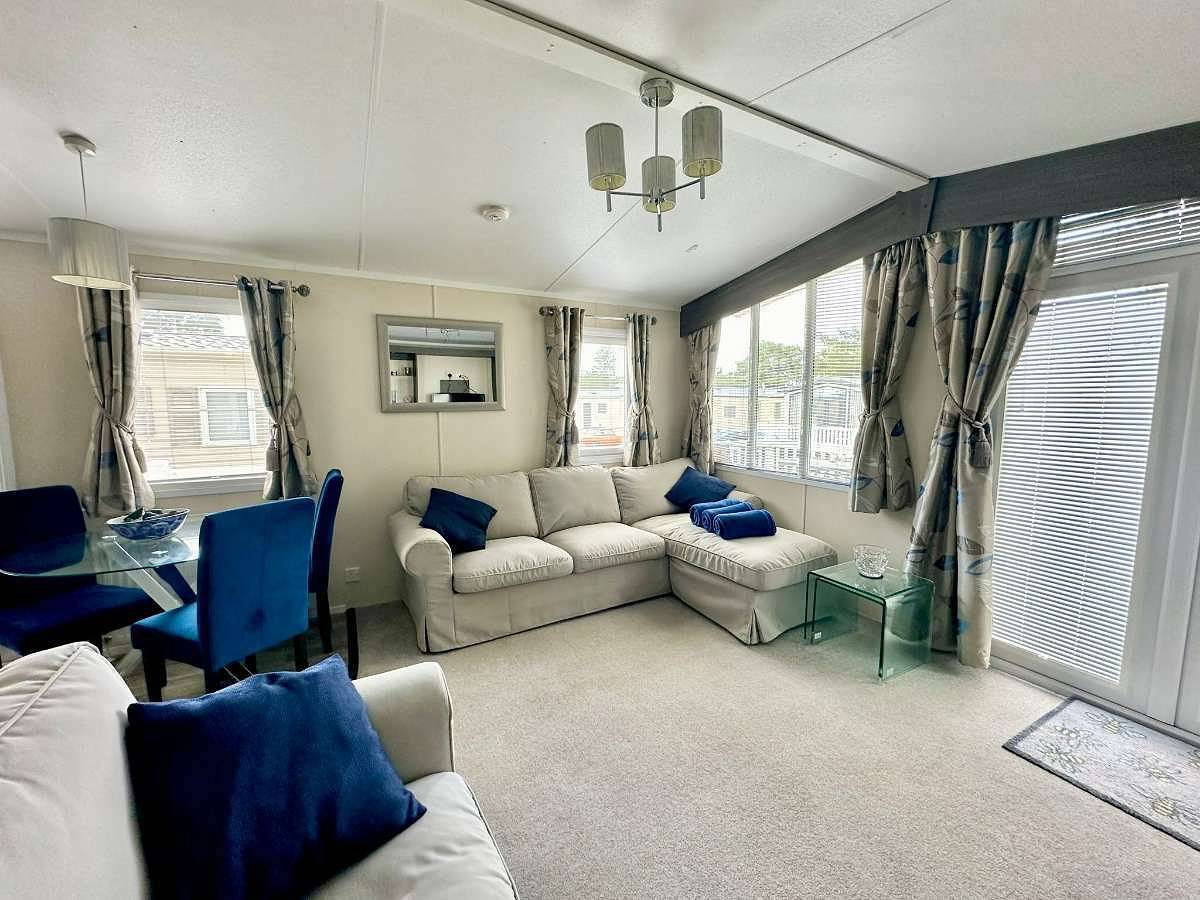 2-Bed Ringwood Cabin - incl Park Pass, Selfcheckin in St. Leonards and St. Ives, Dorset