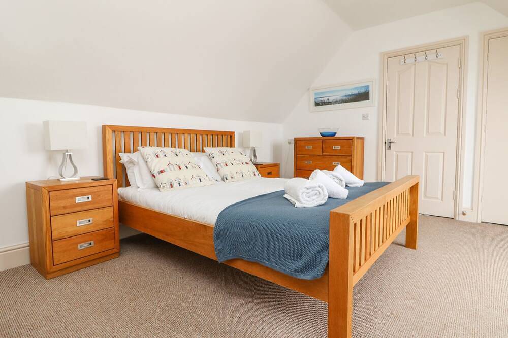 Trelawns, family friendly, character holiday cottage in Mawgan Porth in Mawgan Porth, Cornwall