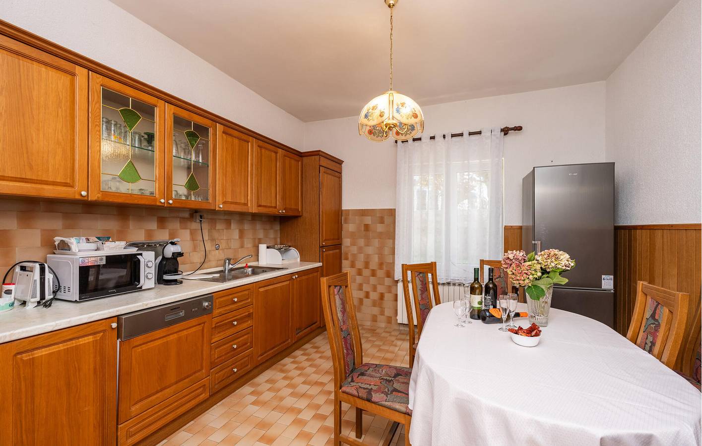 Entire holiday apartment, Spacious 2-Bed Apartment with Pool, WiFi, 1.5km to Beach in Cavtat, Dubrovnik-Neretva