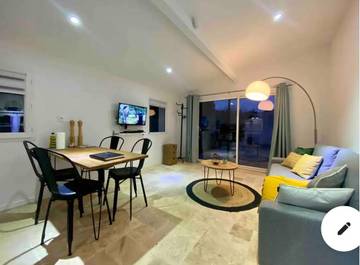 Gîte pour 2 personnes, avec jacuzzi ainsi que piscine et jardin à Aramon