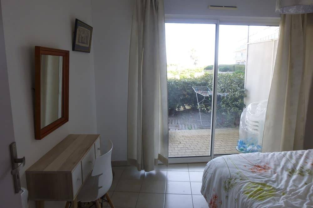 Appartement entier, App Rdc, front de mer, ensoleillé, jardinet bel espace in Frontignan, Côte méditerranéenne (France)