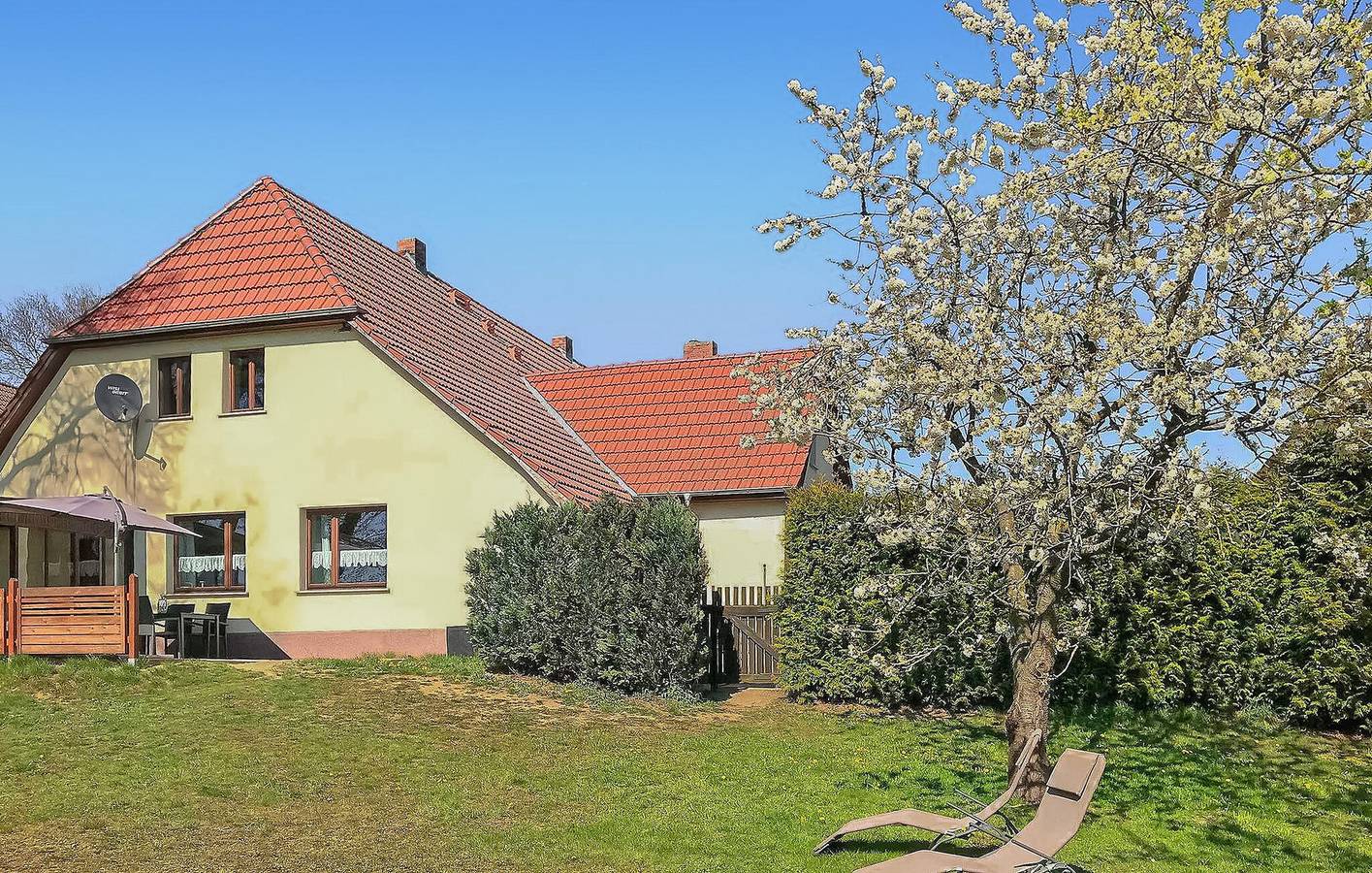 Ganze Ferienwohnung, Rückzugsort am See mit Parkplatz, Kabel-TV und Internet in Roggentin (Mirow), Mirow