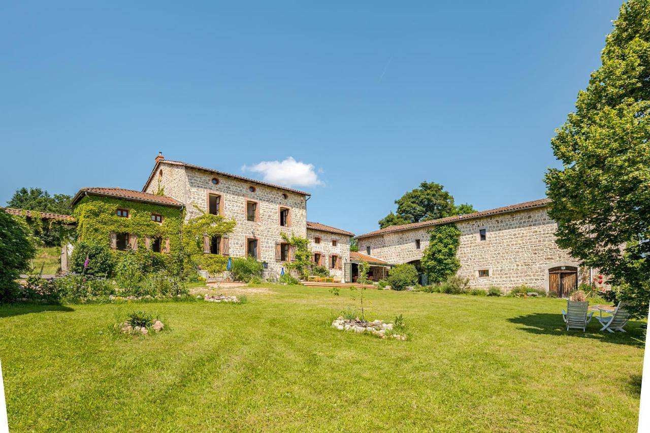 Charmante maison de famille au calme, 5 chambres, jacuzzi in Les Salles, Montbrison