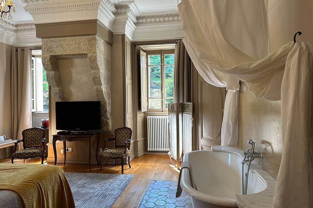 Chambre Clovis - Château Clément - Ardèche in Vals-les-Bains, Parc naturel régional des Monts d'Ardèche