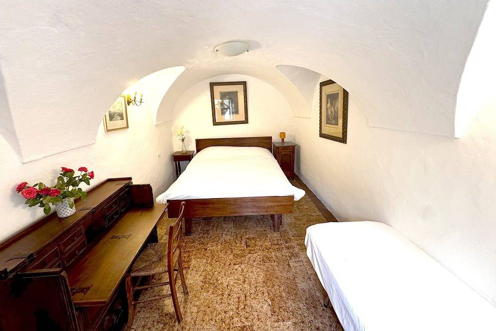 Apartamento entero, Apartment in the 14th century castle walls Vaulted ceilings Romantic Sleeps 3 in Isolabona, Alpes Ligures