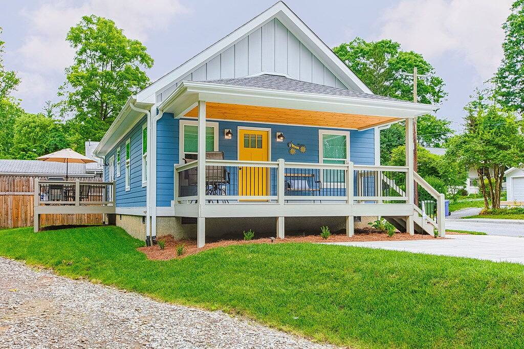 All-new cottage with deck, grill, & washer/dryer - near downtown & Rail Trail in Hendersonville, Henderson County (NC)