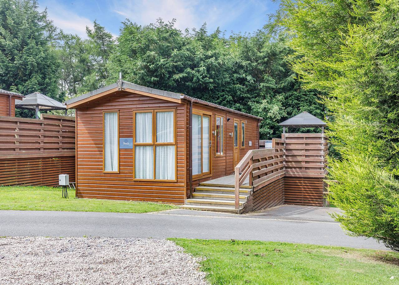 Buxton Lodge with hot tub in Staffordshire