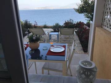 Gîte pour 2 personnes, avec vue ainsi que terrasse et jardin dans Kassiopi
