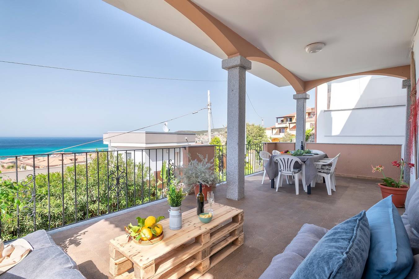 Geheel appartement, Appartement 'Family Beach' met zeezicht en privéterras in Lu Bagnu, Castelsardo