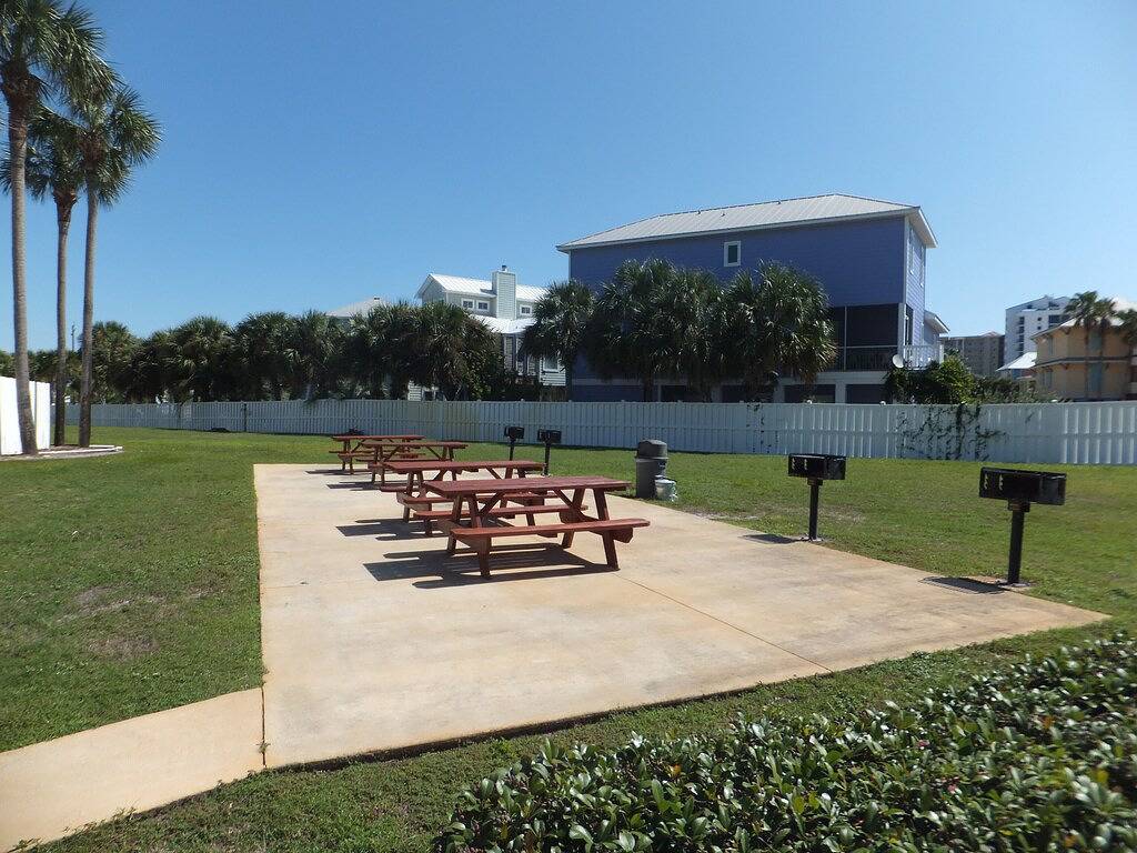 Ganze Wohnung, Caribbean Blue 1 Bdr Wohnung nur einen kurzen Spaziergang vom Strand entfernt. Familienfreundlich. Blick auf den Pool in Johnsons Beach, Perdido Key