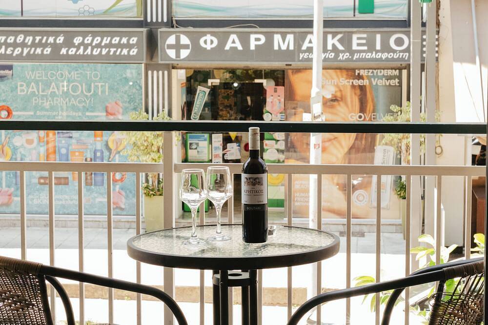 Ganze Wohnung, Charming & Authentic Gem - Walk to Port & Shops! Spacious with two balconies. in Patras, Golf von Patras