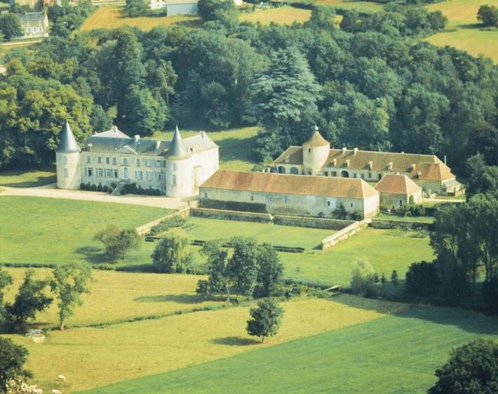 Chambre d’hôte pour 2 personnes, avec vue et piscine ainsi que jardin et terrasse à Sens-Beaujeu