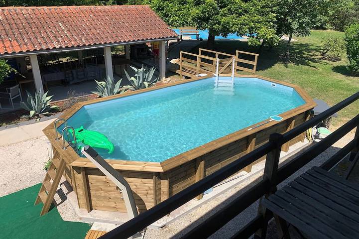 Location de vacances pour 16 personnes, avec Balcon ainsi que Terrasse et Jardin à Galan
