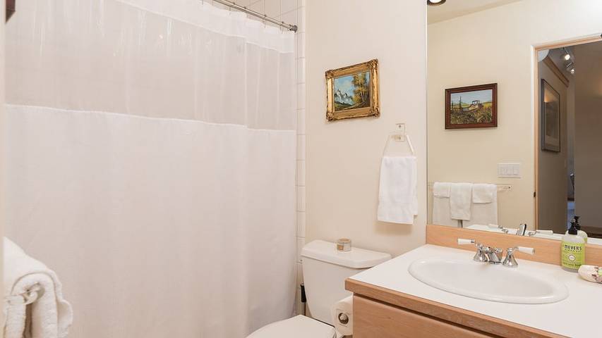 Vacation rental for 6 people, with yard and balcony in Sun Valley ID