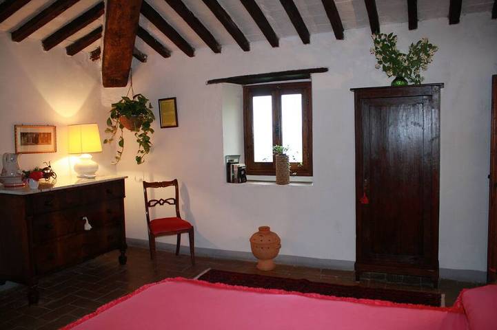Villa indipendente costruita in pietra, originariamente una torre di avvistamento medievale, vicino a Firenze in Londa, Firenze province