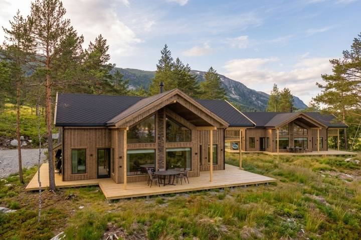 Villa for 20 personer, jacuzzi og hage i tillegg til terrasse og sauna, dyr tillatt i Vrådal