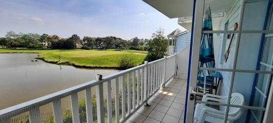 Gîte pour 2 personnes, avec piscine et jardin ainsi que vue sur le lac et vue dans Port Bourgenay