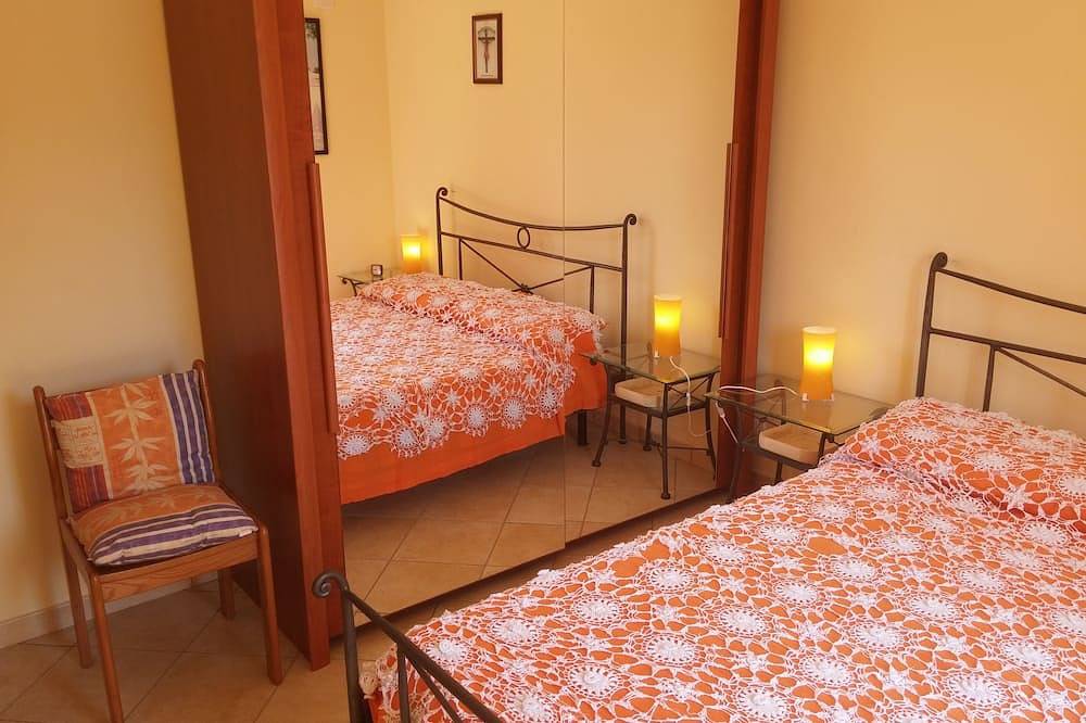 Elegante villa con jardín cerca del mar. in Fondachello, Provincia de Catania