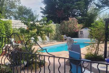 Gîte pour 8 personnes, avec jardin à Sénas