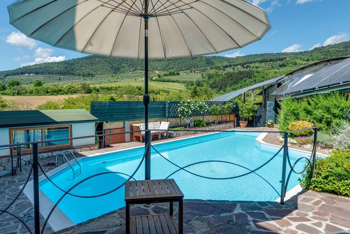 Ruim en comfortabel appartement met verwarmd zwembad in Pelago, Chianti