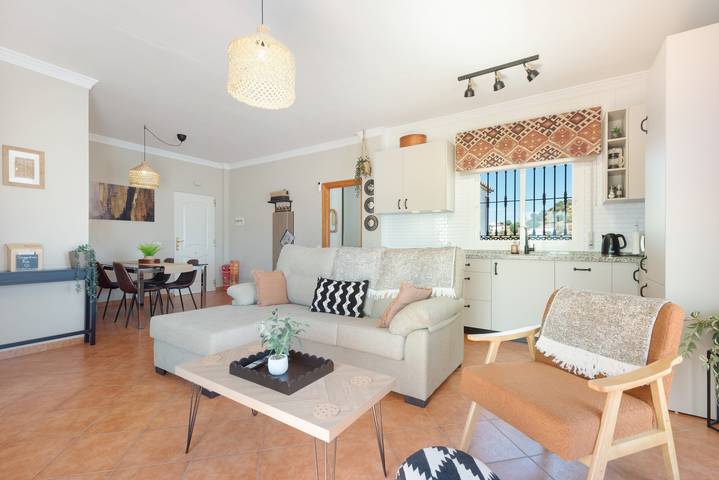 Holiday Home 'Vista Montana' with Lake Views, Wi-Fi, and Air Conditioning in Los Romanes, Viñuela