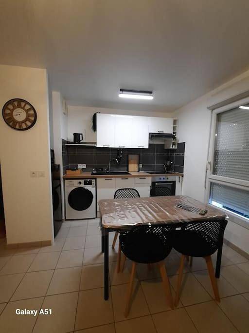 Gîte pour 4 personnes, avec vue ainsi que balcon et vue sur le lac à Savigny-le-Temple - 2