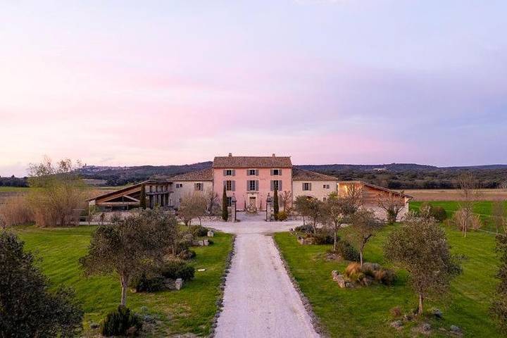 Maison d’hôte pour 4 personnes, avec Terrasse et Jacuzzi ainsi que Jardin et Piscine à La Garde-Adhémar