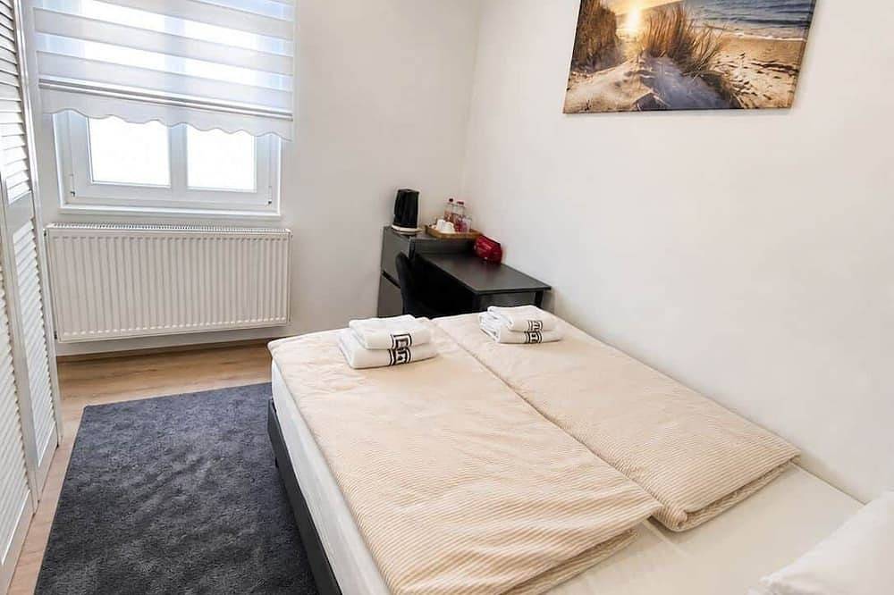 Double room with bed, desk and refrigerator. room :11 in Wuppertal, Bergisch region