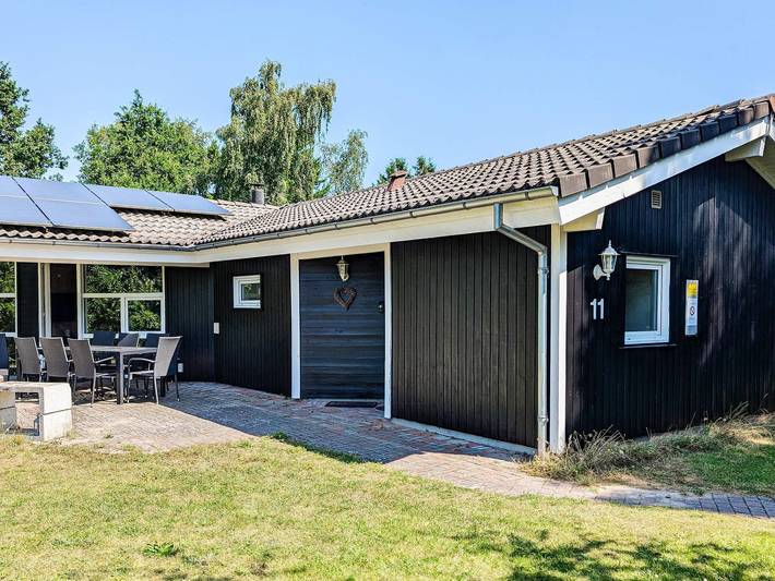 Ferieudlejning for 12 personer, med Terrasse og Have såvel som Pool og Sauna i Falster