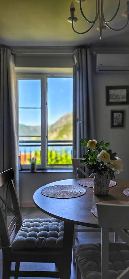 Location de vacances pour 6 personnes, avec vue et jardin, animaux acceptés dans Risan - 2