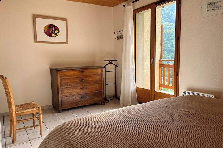 Charming Chalet - Sleeps 6 in Allemond, Parque Nacional de los Ecrins