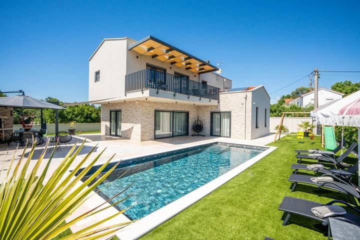 Ferienhaus für 8 Personen, mit Garten und Pool sowie Ausblick, mit Haustier